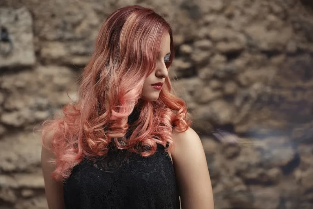 Jak stosować hennę do włosów, aby uzyskać zdrowe i lśniące pasma