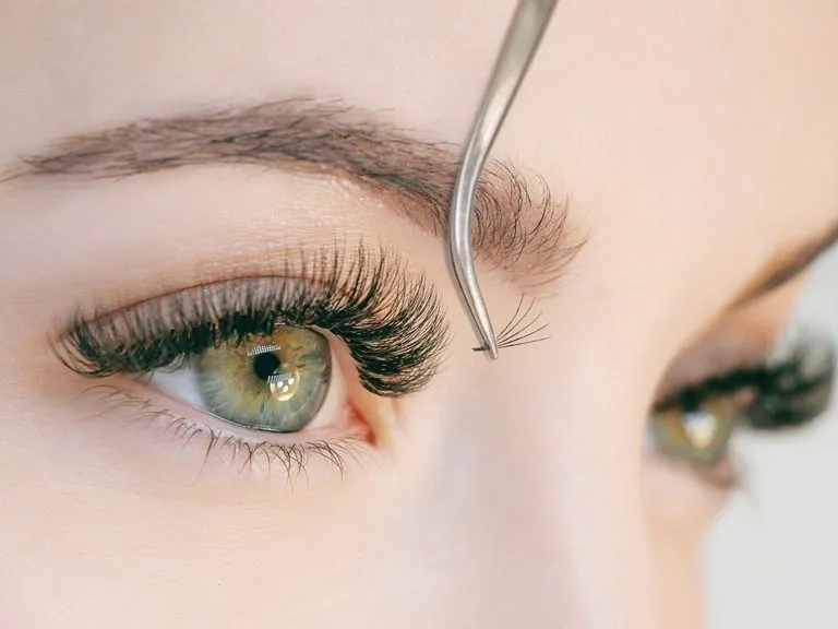 Jak długo utrzymują się rzęsy 1 1? Odkryj prawdę o ich trwałości