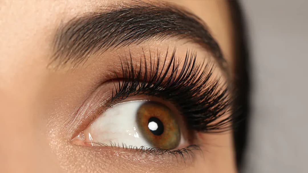 Sztuczne rzęsy na co dzień: Jak uzyskać naturalny wygląd bez makijażu