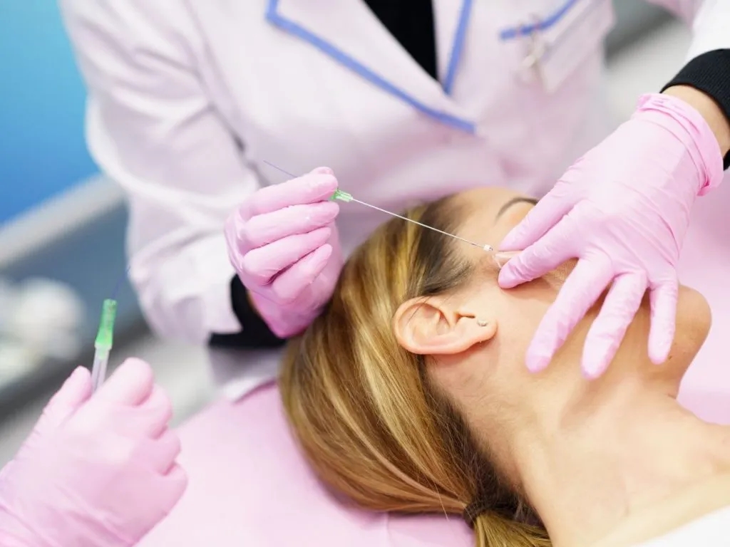 Nici rewitalizujące pod oczy: jak uniknąć dyskomfortu i poprawić wygląd